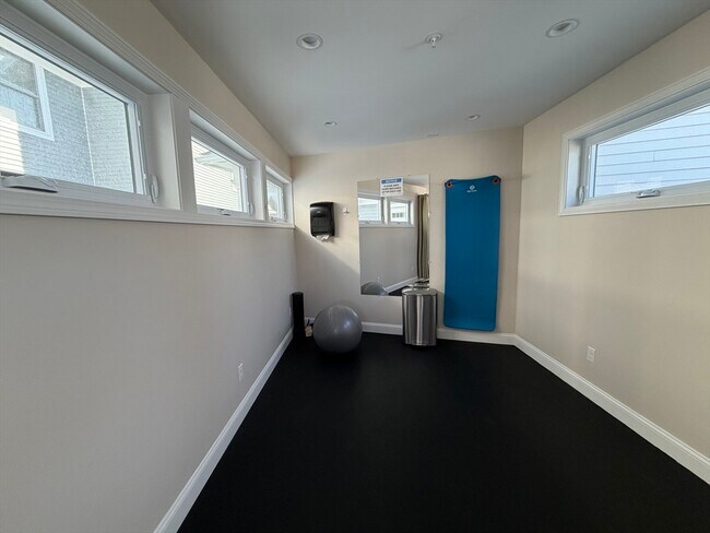 Building Photo - 129 Kenoza Ave