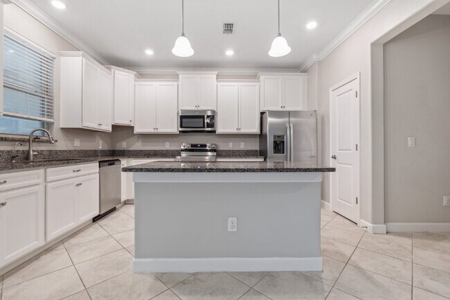 Building Photo - "Spacious 4-Bed Oasis with Granite Charm in Lutz!"In a gated community with 2 Cars garage