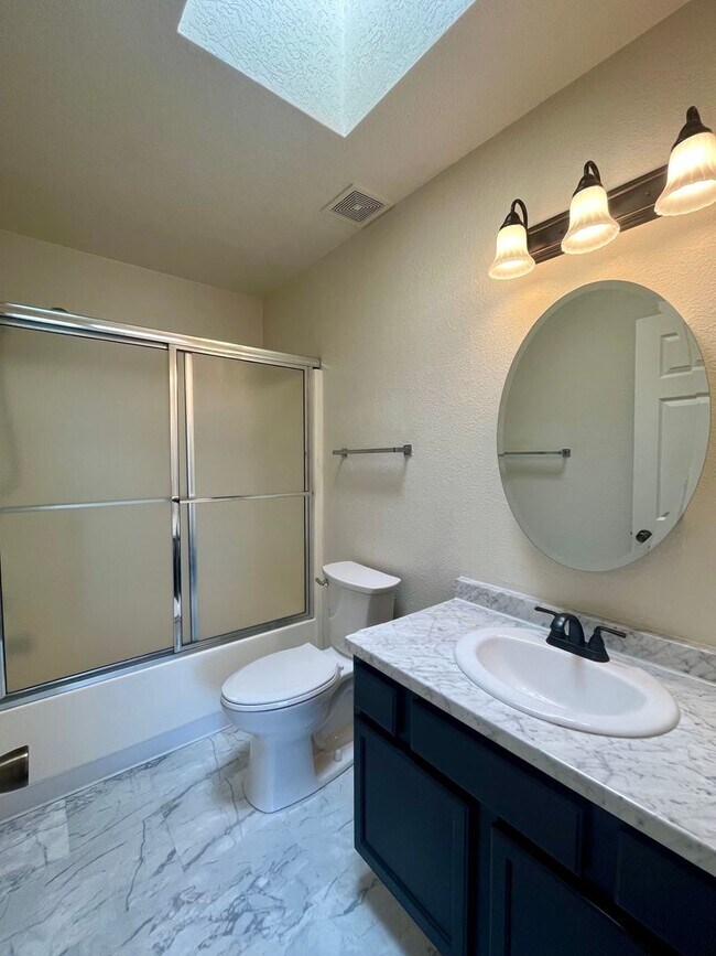 Building Photo - Lovely 2 Bedroom 2 Bathroom Condo Located In The NW!