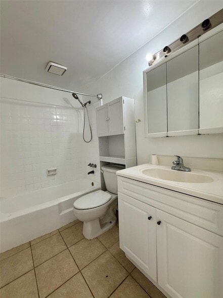 Building Photo - 3061 NE 49th St