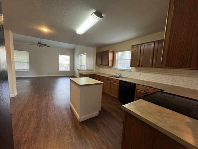 Building Photo - SUPER SPACIOUS WITH OVER 2800 SQ FT NEAR S...