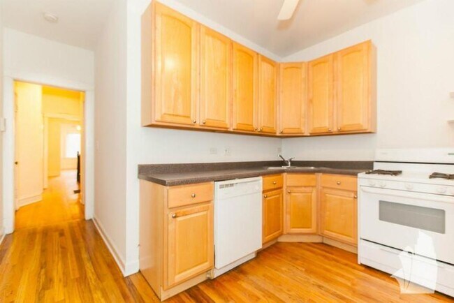 Building Photo - 4 bedroom in Chicago IL 60613