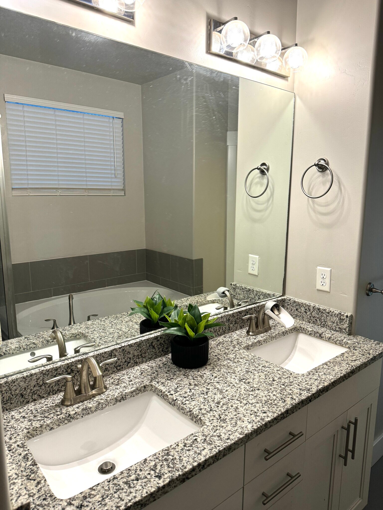 Building Photo - 3288 N 200 W