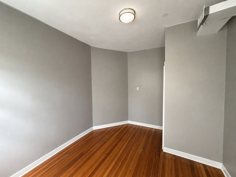 Building Photo - 153 Saratoga St