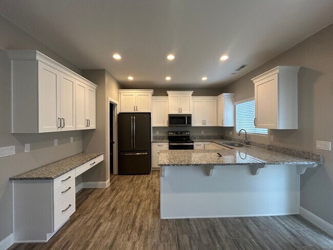 Building Photo - Shadow Ridge Townhome!