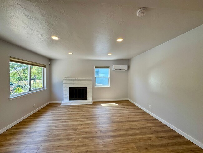 Building Photo - Adorable Newley Remodeled Home Available Now in Sacramento!