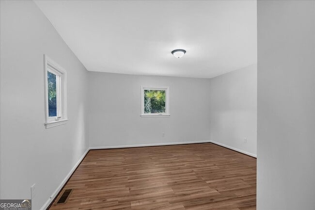 Building Photo - 2142 Cloverdale Dr SE