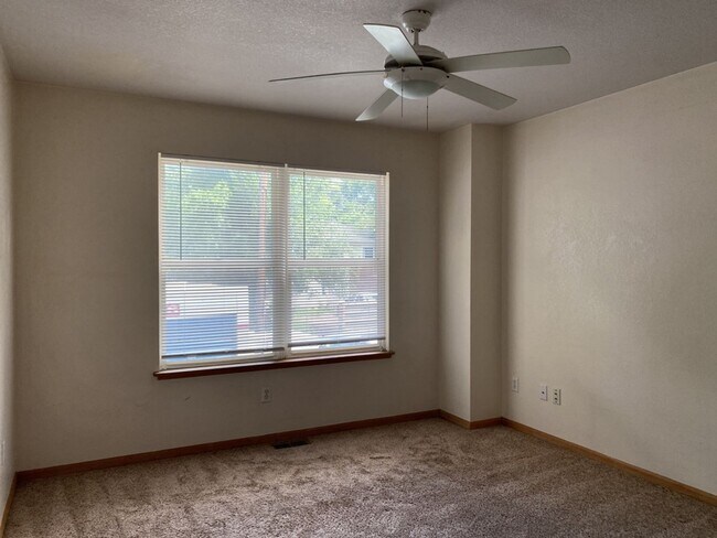 Building Photo - STUDENTS WELCOME! Single-Family Home Walking Distance to CSU!