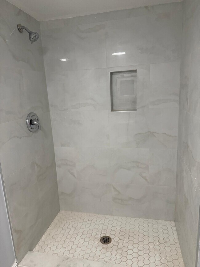 Building Photo - 1560 SE Royal Green Cir