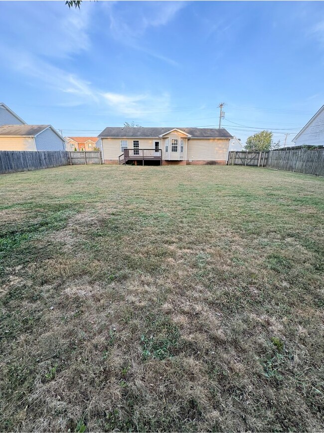 Building Photo - 3 Bedroom 2 Bathroom Home