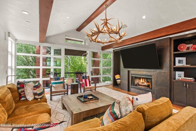 Building Photo - 706 E Hyman Ave