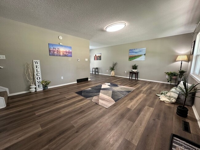 Building Photo - 3 bed, 1 bath home for rent in Maywood edi...