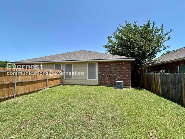 Building Photo - 3 Bed, 2 Bath Home with Fenced Yard & Garage / Pet-Friendly / Available Now!