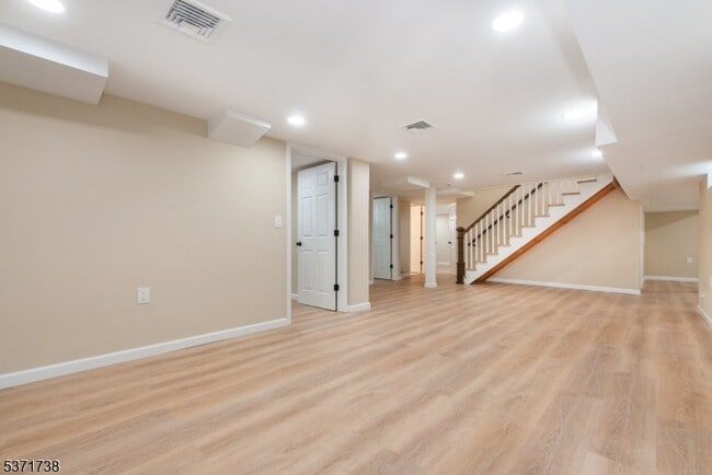 Building Photo - 50 Walnut Crescent