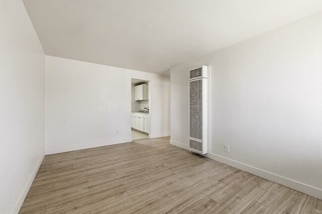 Building Photo - Remodeled 1 Bedroom 1 Bathroom with Easy Access  to Aurora Central and Downtown Denver!
