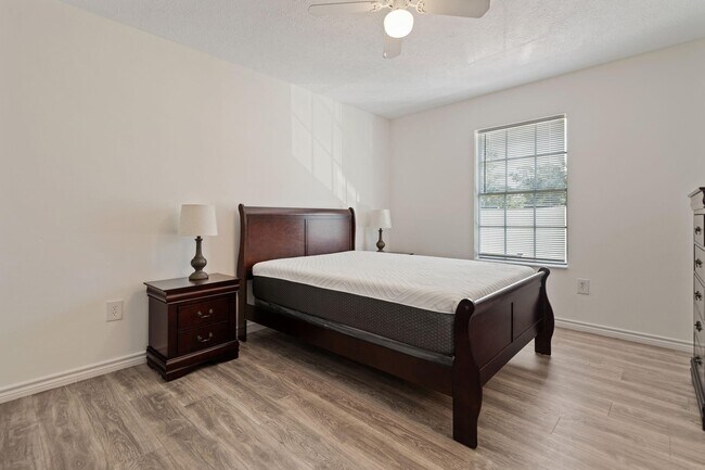 Building Photo - 3550 Mirror Ct