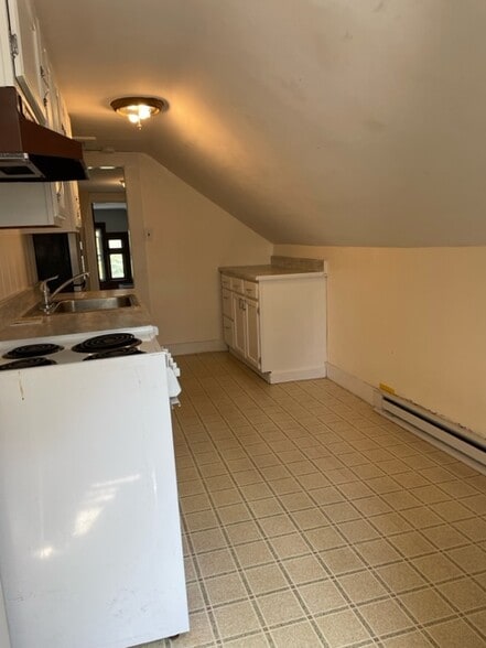 Kitchen - 22 Grove Ave