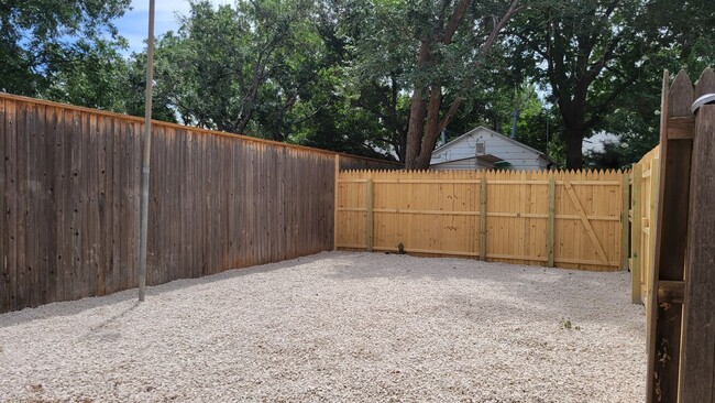 Building Photo - PRE-LEASING FOR September! Quiet Quaint Pr...