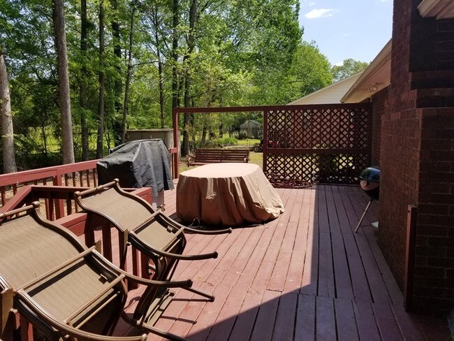 Building Photo - 2000 Ridgewood Dr