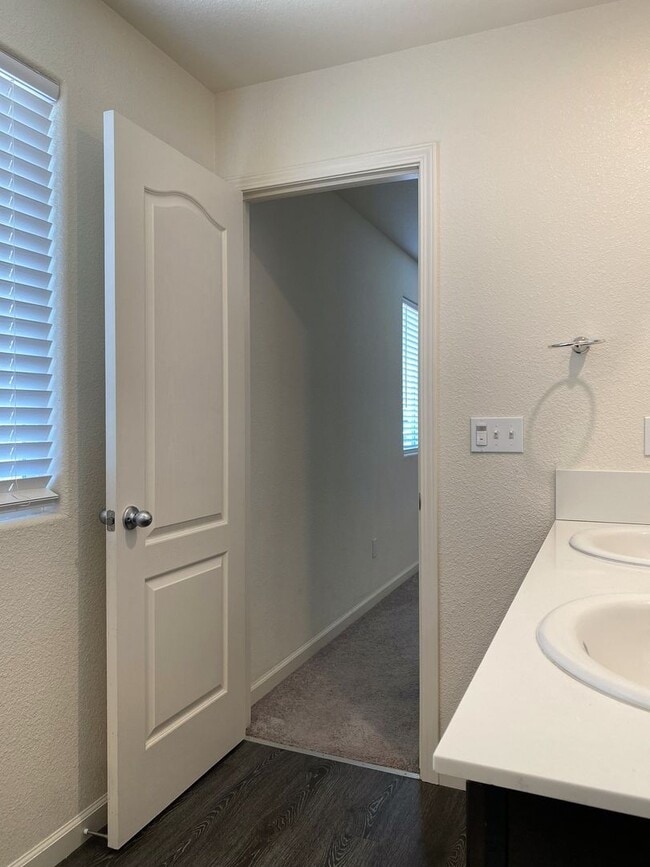 Building Photo - Spacious 4 bedroom/2 bath home waiting to ...