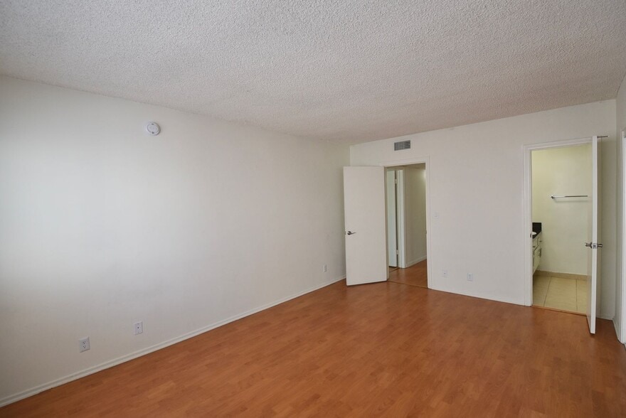 Building Photo - 5036 Coldwater Canyon Ave