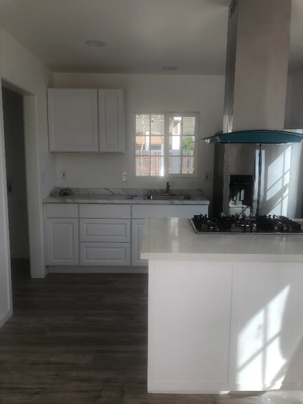 Building Photo - 1209 W Oak Ave