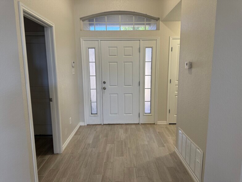 Building Photo - 1123 Neuberry Cliffe