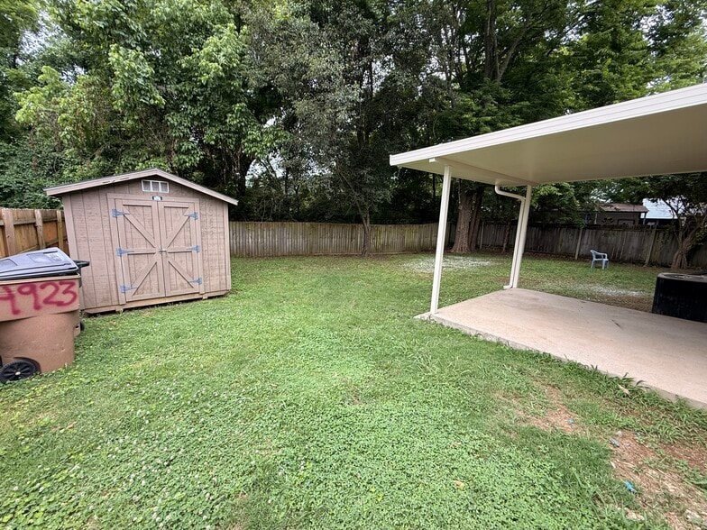 Building Photo - 4923 Barella Dr