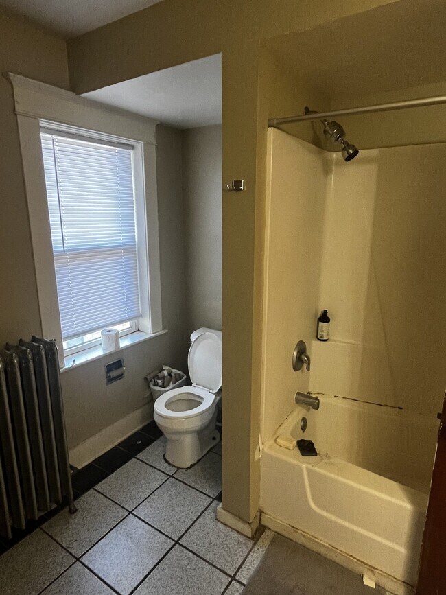Building Photo - Cozy 4 Bed 1 Bath near UWEC!