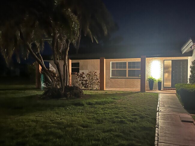 Building Photo - 400 Capri Blvd