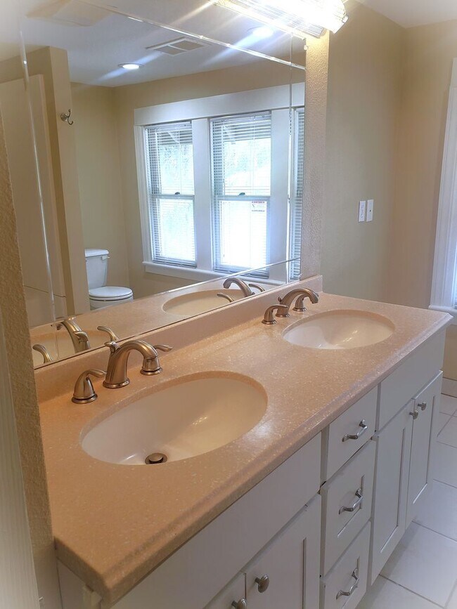 Building Photo - Large Unique House in Milwaukie with Big F...