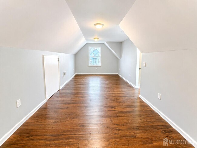 Building Photo - 273 Oak St