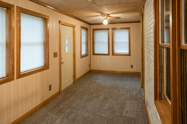 Building Photo - 556 Rose Ave E