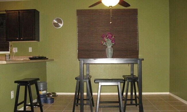 Building Photo - 4 Bedroom, 2 Bath Available NOW!!