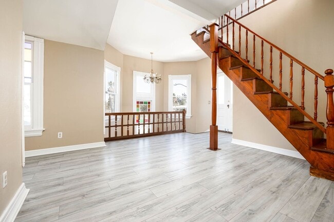 Building Photo - Beautiful 2bed/2bath Victorian style home with extra room for an office and bonus attic room!