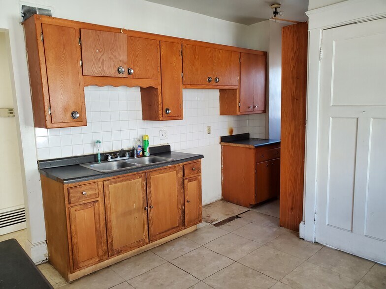 Kitchen Cabinetry - 418 W Keefe Ave