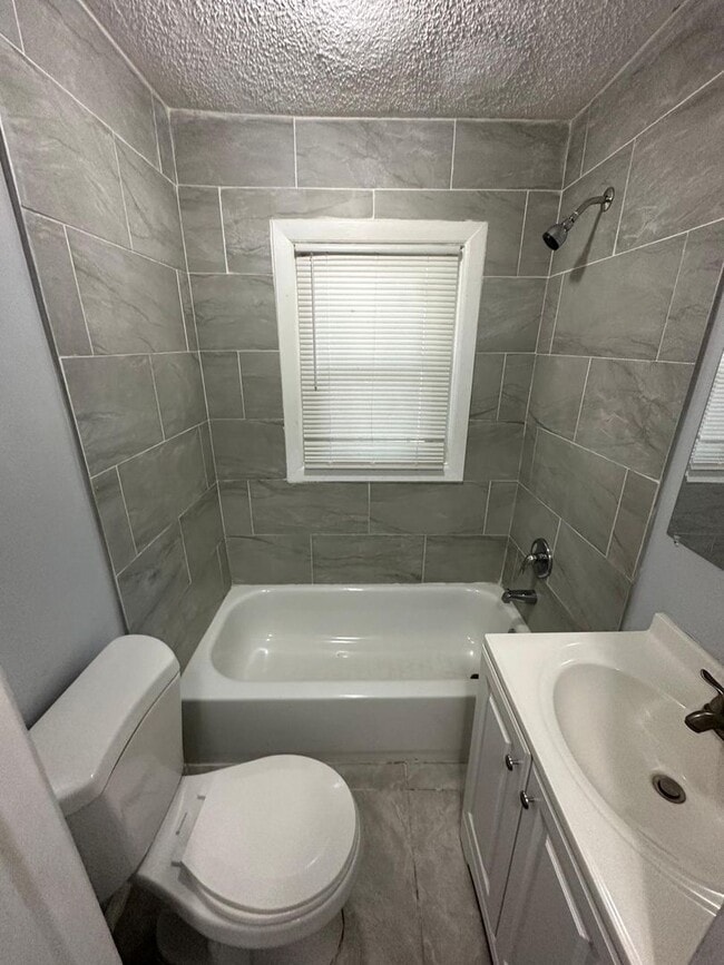 Building Photo - Fully Renovated 2/1 Single Family Available Now!