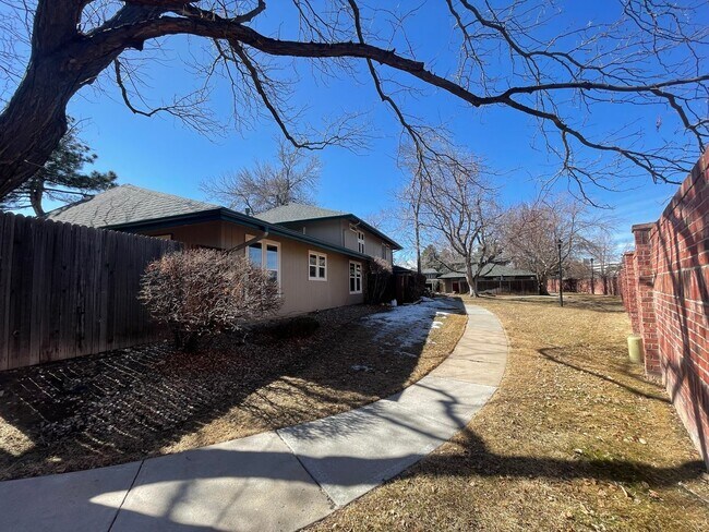 Building Photo - 5918 S Willow Way