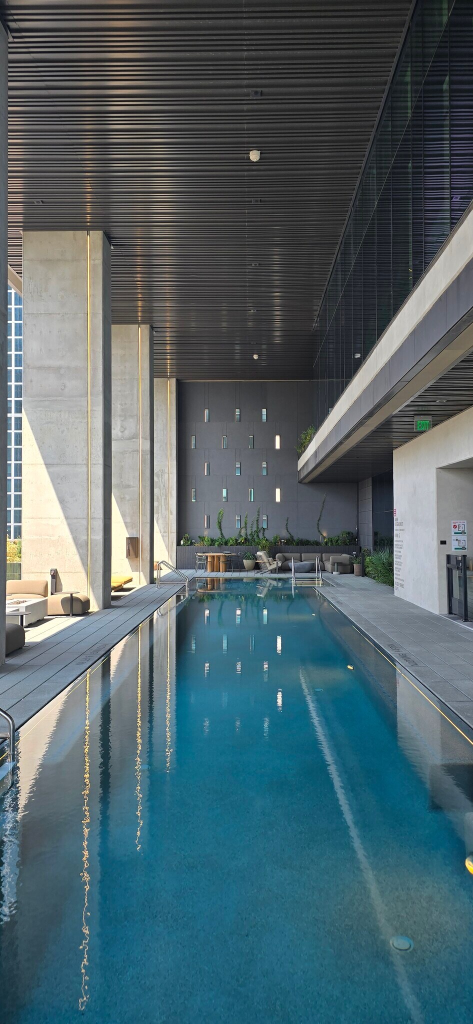 Building Photo - 610 Davis St