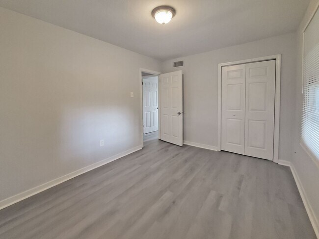 Building Photo - COMING SOON: Fantastic 3/1 Bungalow Near Langford Park - Housing Vouchers Accepted