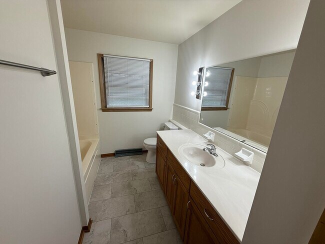 Building Photo - 2102 Woodlea Dr