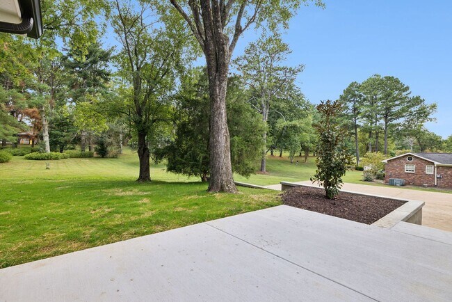 Building Photo - Completely renovated ranch 4BR/4BA ranch h...