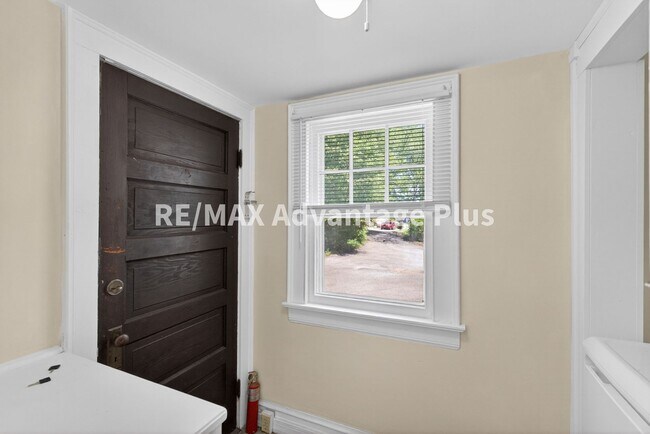 Building Photo - 106 Grove St