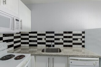 Building Photo - 2 bedroom 1 bathroom