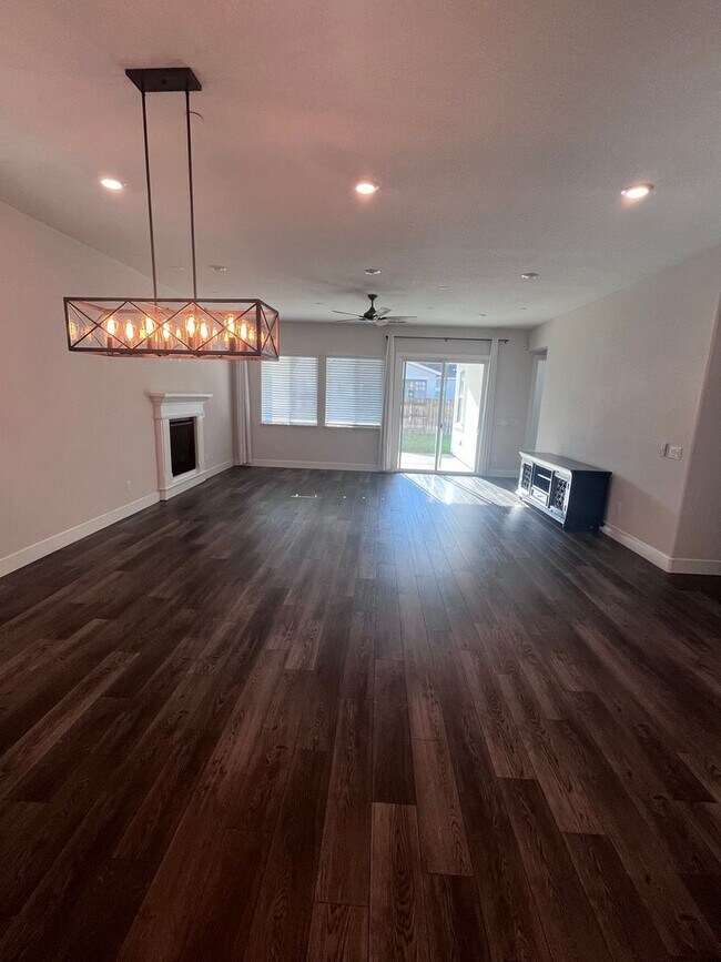 Building Photo - BEAUTIFUL SINGLE STORY HOME IN WEST ROSEVI...
