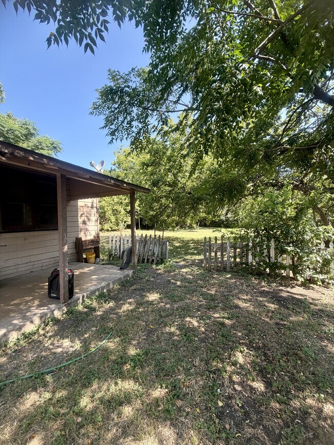 Building Photo - 405 N Burleson St