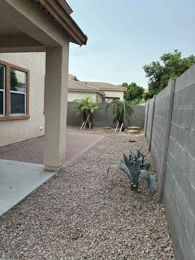 Building Photo - 1235 E Julian Dr