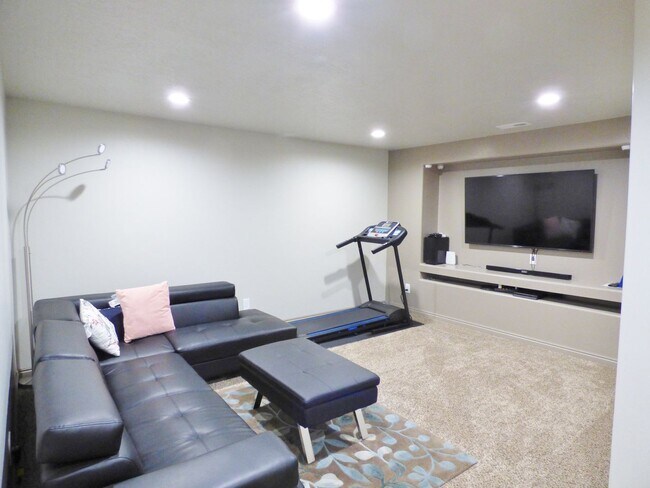 Building Photo - Great 4 Bd 3.5 Bath Townhome