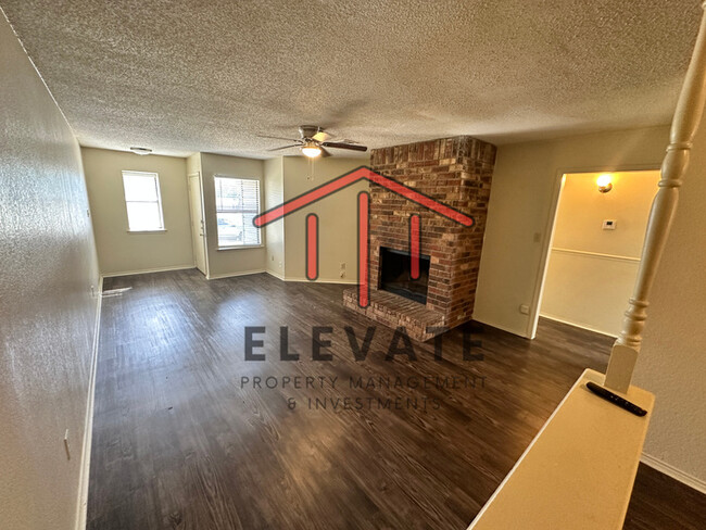 Building Photo - Cozy 2 bed/2bath duplex nestled in Moore E...