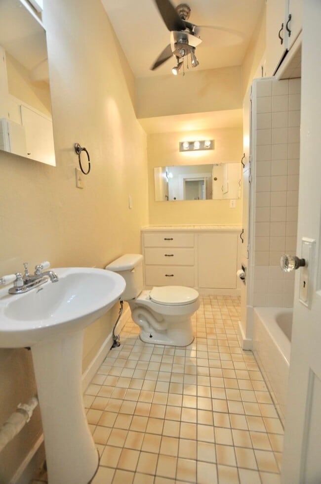 Building Photo - FOR LEASE! 3 BR - 1 BA - 1 Car Garage - 1,...